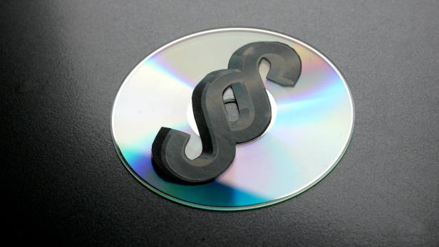 Ein Paragraphenzeichen liegt auf einer CD.