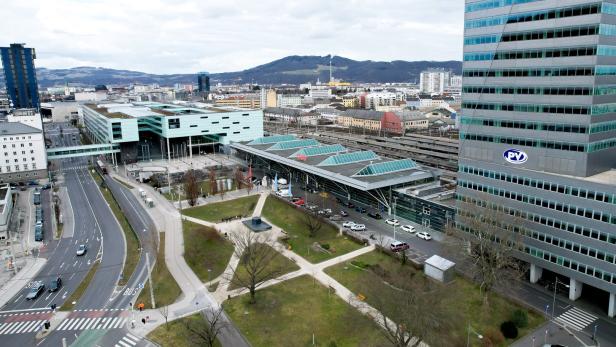 Architekt Wilhelm Holzbauer und Partner designten den neuen Linzer Hauptbahnhof, der 2004 nach zweijähriger Bauphase eröffnet wurde.