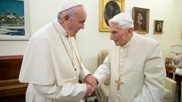 Franziskus und Benedikt bei einer Begegnung 2018