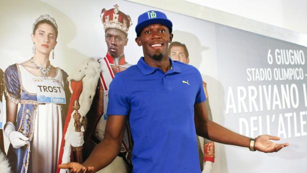 Usain Bolt posiert vor einem Werbeplakat für ein Sportevent im Stadio Olimpico.