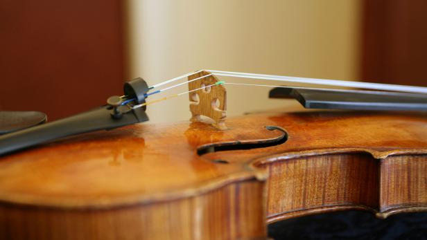 100.000 Euro teure Geige neben Mistkübel in Paris wiedergefunden