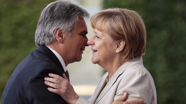 Deutschlands Bundeskanzlerin Angela Merkel und Ex-Kanzler Werner Faymann