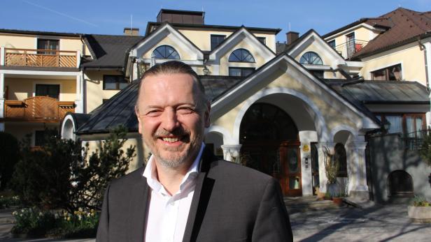 Johannes Scheiblauer NÖ-Vorsitzender der Österreichischen Hoteliervereinigung vor der Kothmühle in Neuhofen an der Ybbs