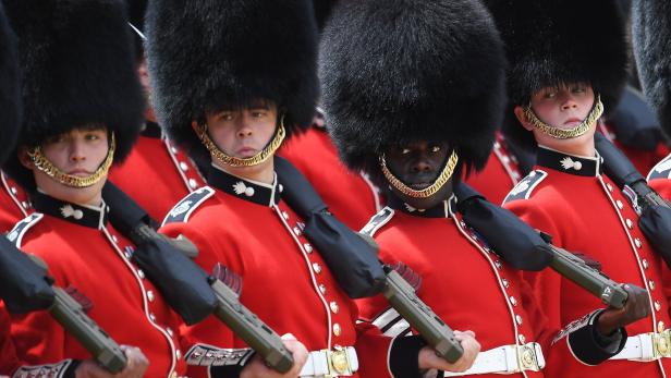 Neue Uniformen für die &quot;Beefeater&quot; des Tower of London.