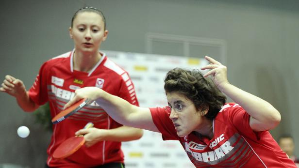 Zwei Tischtennisspielerinnen während eines Spiels.