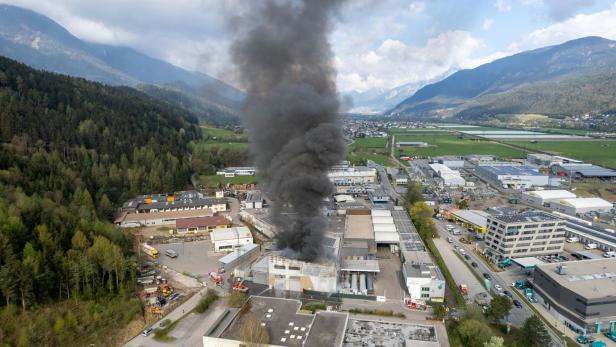 Brand bei Entsorgungsbetrieb: Großeinsatz der Feuerwehr in Tirol