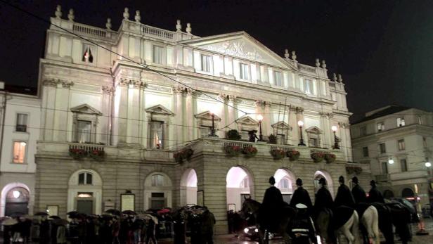 epa03514169 (FILE) A file picture dated 07 December 2000 shows the exterior view of La Scala opera house in Milan, Itlay. According the media reports on 19 December 2012, La Scala opera house has cancelled the premiere &#039;Romeo and Juliet&#039; of its ballet season due to a strike by performers. EPA/CARLO FERRARO