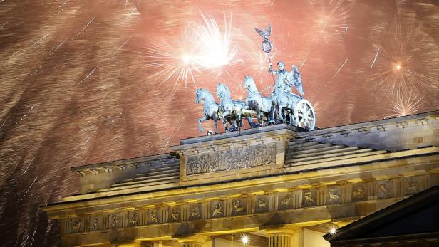Das Brandenburger Tor in Berlin vor einem Feuerwerk.