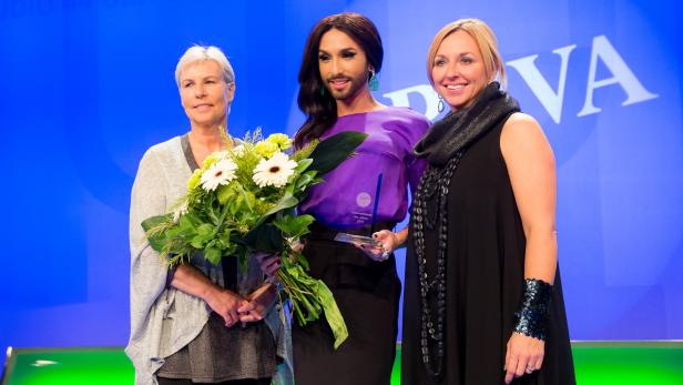 Conchita Wurst mit zwei Frauen bei der Verleihung des Kommunikationspreis 2014.