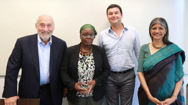 Stiglitz und Piketty kämpfen um eine gerechtere Welt: hier mit Irene Ovonji-Odida aus Uganda und einer indischen Forscherin