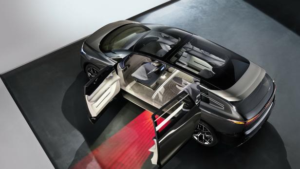 Audi urbansphere concept: Elektro-Van mit viel Privatsphäre und rotem Teppich
