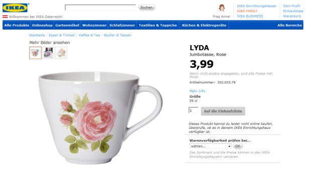 Eine weiße Jumbo-Tasse „Lyda“ mit Rosenmuster von IKEA.