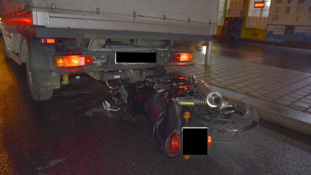 Kleinlastfahrer erfasst gestürzten Motorradlenker in Wien und flüchtet