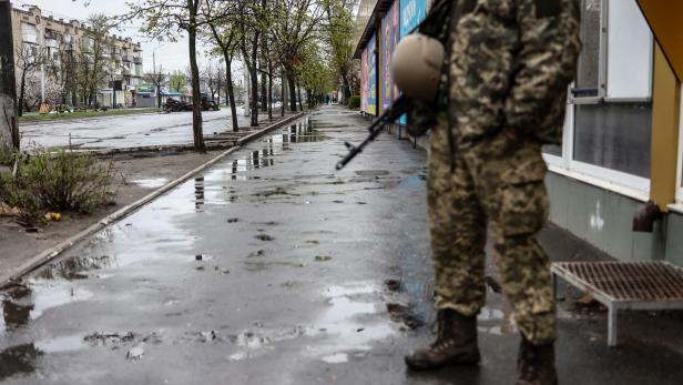 Ein Ukrainischer Soldat auf der Straße in Severodonetsk in der Donbass-Region.