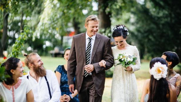 500-Dollar-Hochzeit neben Autobahn: Warum dieses Paar viral geht
