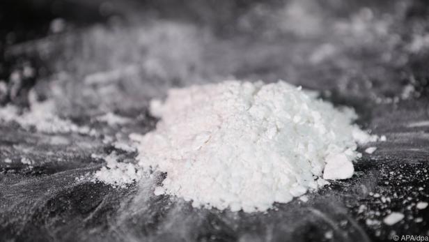 Eine weiße Substanz in Pulverform auf dunkler Oberfläche