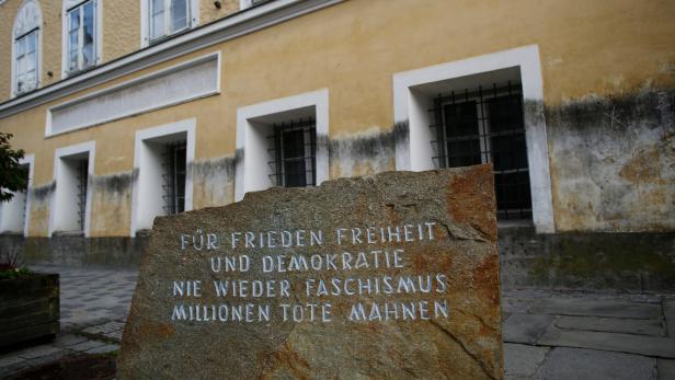 Kerzen bei Hitlers Geburtshaus angezündet