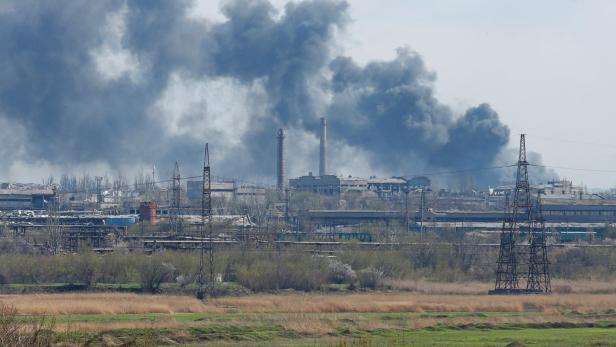 Rauch über Stahlwerk Asowstal in Mariupol