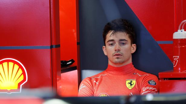 Ein Mann in Rot: Carlos Sainz bleibt bei Ferrari