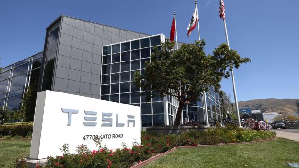 Tesla wieder mit Rekordzahlen, Robotaxi könnte 2024 kommen