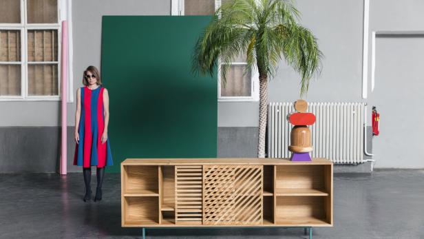 Anna Prinzhorn neben dem von ihr designten Massivholz-Sideboard &quot;Shadow&quot;