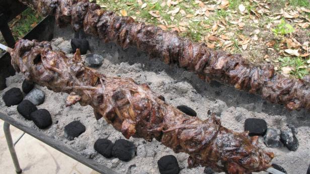 Zeig mir Dein Inneres Schaut wie ein abgenagter Kebab-Spieß aus? Falsch. In Griechenland werden Lamminnereien in Därme gewickelt und am Spieß gegrillt. Kokoretsi gibt es in ähnlicher Form auch in der Türkei.