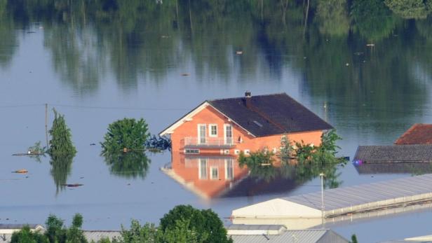 Ein Haus ragt am 06.06.2013 in Deggendorf (Bayern) im Ortsteil Fischerdorf aus dem Hochwasser. Foto: Tobias Hase/dpa +++(c) dpa - Bildfunk+++
