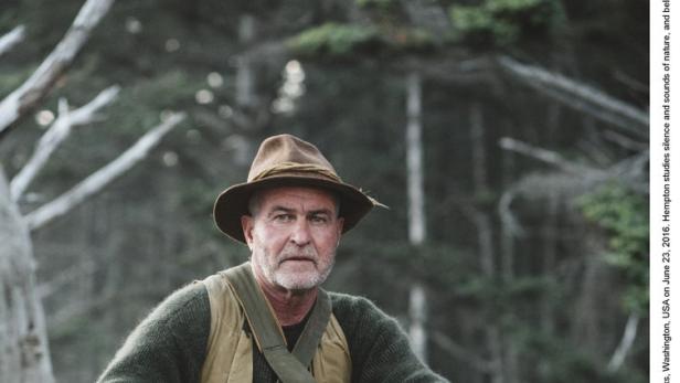 Gordon Hempton posiert für ein Porträt am Rialto Beach im Olympic National Forest.