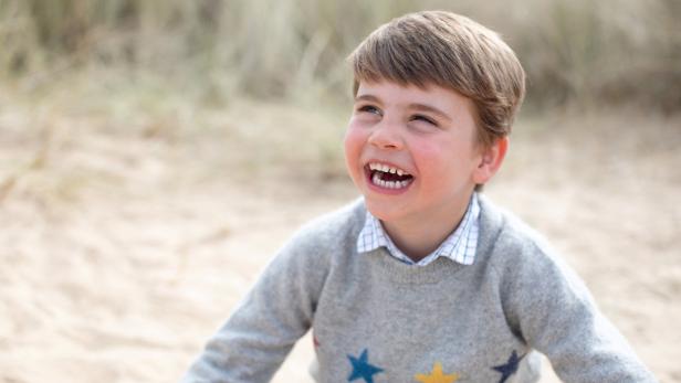 Fotos zum vierten Geburtstag: Prinz Louis lachend am Strand