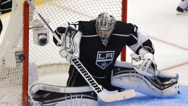Los Angeles Kings goalie Jonathan Quick deflects a shot from the Chicago Blackhawks during the second period of Game 3 of the NHL Western Conference final hockey playoff in Los Angeles, California, June 4, 2013. REUTERS/Mike Blake (UNITED STATES - Tags: SPORT ICE HOCKEY)