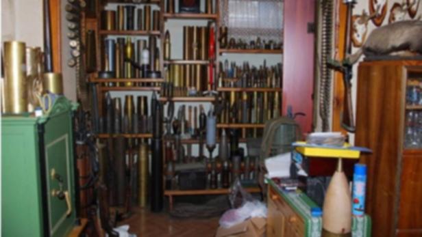 Die illegalen Kriegswaffen wurden in meheren Räumen des Einfamilienhauses gehortet