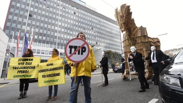 Aktion von Greenpeace &quot;Trojanisches Pferd zieht durch Wien&quot;