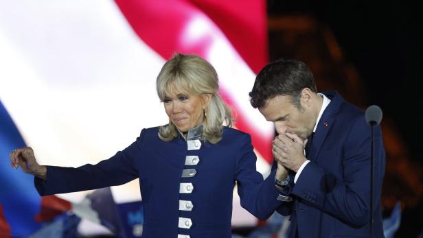 Brigitte Macron und Frankreichs wiedergewählter Präsident Emmanuel Macron