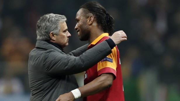 José Mourinho umarmt Didier Drogba auf dem Spielfeld.