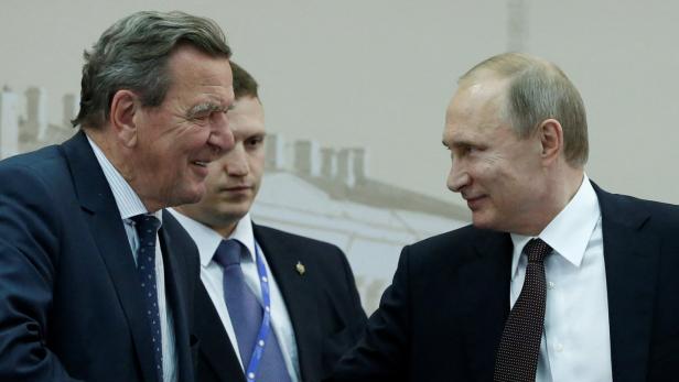 Der deutsche Altkanzler Gerhard Schröder und Russlands Präsident Wladimir Putin 2016