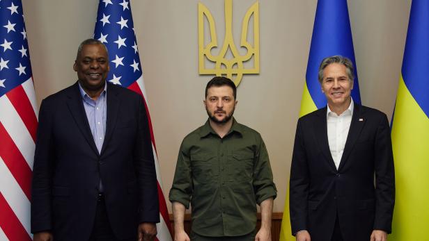 Ukrainian President Zelensky meets with US Secretary of State Blinken and Defense Austin in Kyiv