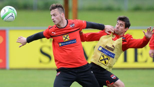 Zwei Fußballspieler kämpfen um den Ball während eines Trainingsspiels.