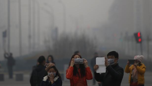 Trübe Fotos: In Peking ist die Sichtweite auf wenige Hundert Meter gefallen. Die Bevölkerung hofft auf Wind, der frische Luft bringt