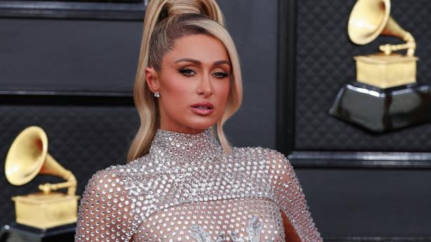 Video: Wieso Paris Hiltons Bodyguard ihr beim Coachella-Festival nachjagt
