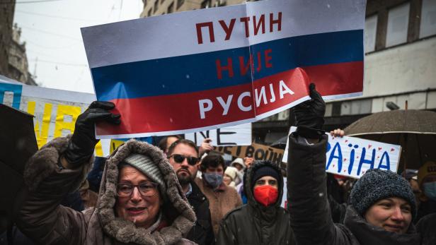 &quot;Putin ist nicht Russland&quot;: Bei Antikriegsprotesten in Belgrad laufen einige Russen mit.