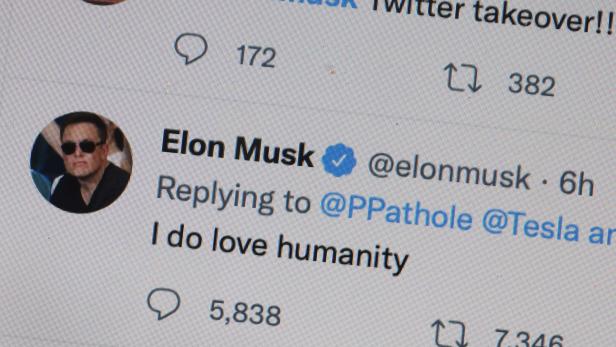 US-ELON-MUSK-TO-BUY-TWITTER