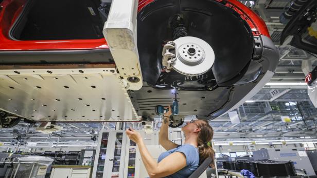 VW, BMW & Mercedes: Deutsche Hersteller produzieren Hunderttausende Autos weniger
