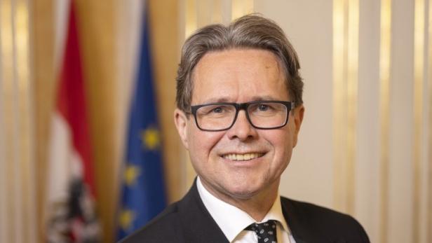 Neue Minister-Frisur: Martin Polascheks lange Haare sind ab