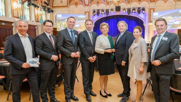 Startschuss für den &quot;Wirtschaftsclub Baden&quot; mit Paul Leitenmüller (CEO Opinion Leaders Network), Gemeinderat Florian Haslwanter, Landesrat Jochen Danninger, Thomas Lichtblau (Managing Director Casinos Austria), Bettina Glatz-Kremsner (ehem. Generaldirektorin Casinos Austria), Erwin van Lambaart (Generaldirektor der Casinos Austria), Naionalratsabgeordnete Stadträtin Carmen Jeitler-Cincelli sowie Wirtschaftskammer-Präsident Wolfgang Ecker (v. li.).