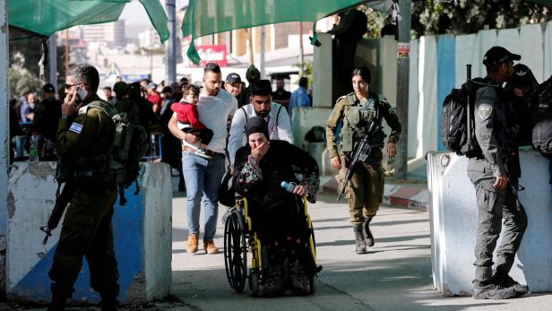 Israelischer Checkpoint in Jerusalem: Palästinensische Gläubige auf dem Weg zum Tempelberg in Jerusalem