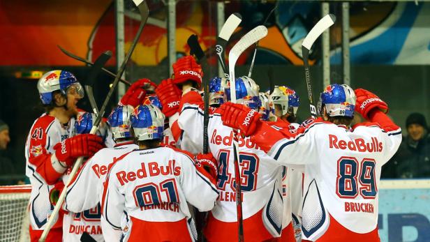 APA11650430-2 - 26022013 - SALZBURG - ÖSTERREICH: ZU APA-TEXT SI - Red Bull Salzburg jubelt nach dem 4:3-Siegestreffer während des Erste Bank Eishockey-Viertelfinal-Spiels zwischen Red Bull Salzburg und KHL Medvescak Zagreb am Dienstag, 26. Februar 2013, in Salzburg. APA-FOTO: KRUGFOTO