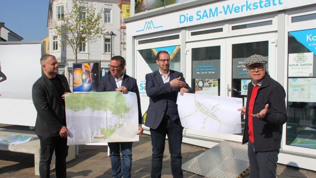 Siegerprojekt beschert grünen Hauptplatz: v.l. Vizebgm. Hörlezeder (Grüne), Bgm. Haberhauer (ÖVP), Vizebgm. Brandstetter (ÖVP), Architekt Gachowetz