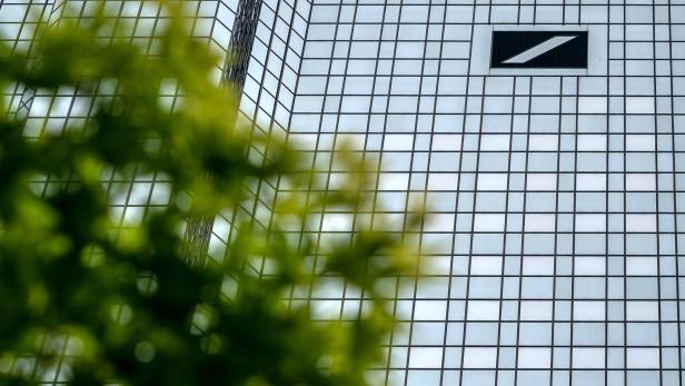 Deutsche Bank headquarters searched by police 