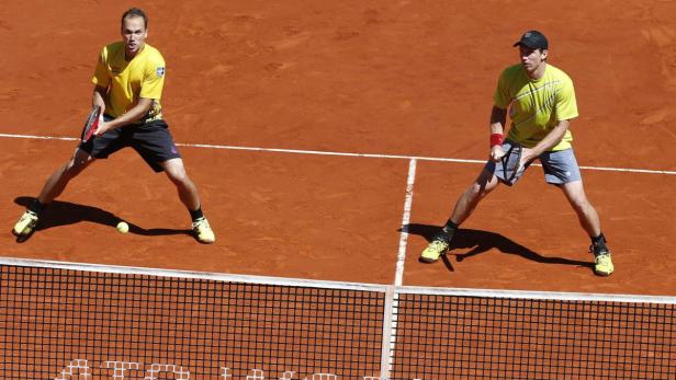 epa03697153 US tennis players Bob and Mike Bryan (front) in action against Austrian Alexander Peya (R, background) and Brazilian Bruno Soares (L, background) in the Madrid Open tennis tournament men&#039;s double final match at Caja Magica court, in Madrid, Spain, 12 May 2013. US tennis players won 6-2 and 6-3. EPA/JUAN CARLOS HIDALGO