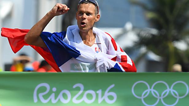 Ein slowakischer Athlet feiert mit der slowakischen Flagge bei den Olympischen Spielen 2016 in Rio.